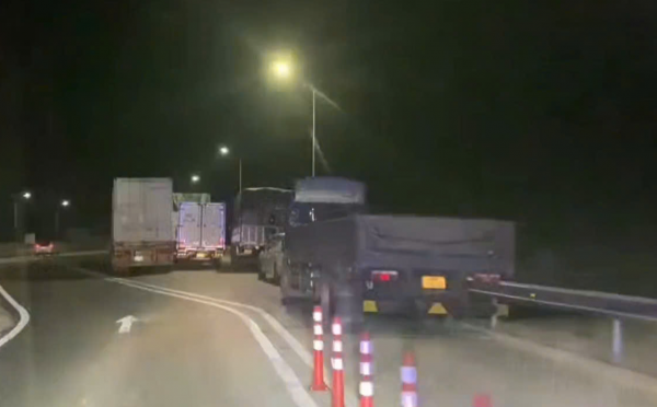 Phạt nguội hàng loạt ô tô dừng đỗ sai ở lối ra vào trạm dừng nghỉ cao tốc