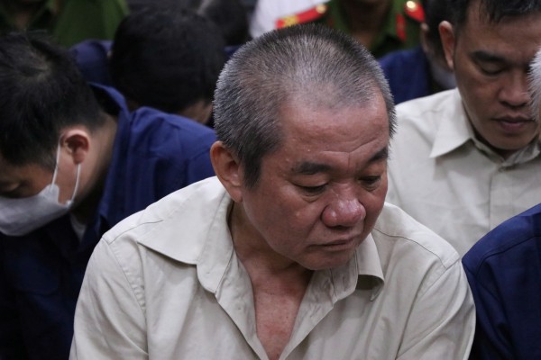 Phát sinh tình tiết, hoãn xét xử vụ cấp chứng chỉ lái xe trái phép gần 16.000 người Phát sinh tình tiết, hoãn xét xử vụ cấp chứng chỉ lái xe trái phép gần 16.000 người