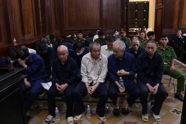 Phát sinh tình tiết, hoãn xét xử vụ cấp chứng chỉ lái xe trái phép gần 16.000 người Phát sinh tình tiết, hoãn xét xử vụ cấp chứng chỉ lái xe trái phép gần 16.000 người