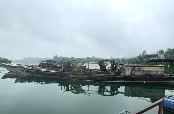 Quảng Bình: Bắt 2 tàu khai thác cát trái phép trên sông Son