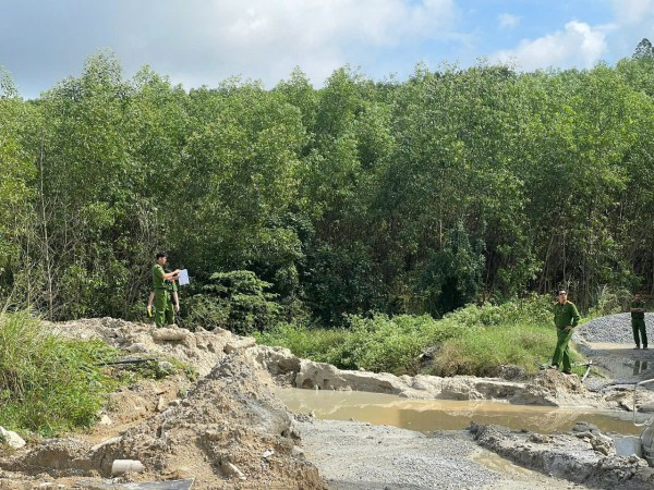 Quảng Ngãi: Phát hiện doanh nghiệp đổ hơn 700 tấn chất thải trái phép ra môi trường