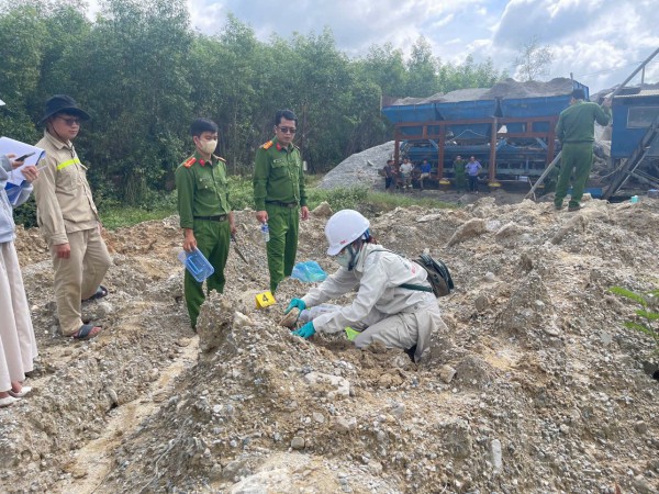 Quảng Ngãi: Phát hiện doanh nghiệp đổ hơn 700 tấn chất thải trái phép ra môi trường