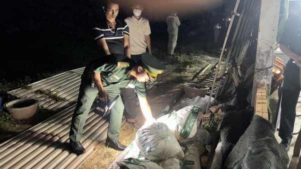 Quảng Ngãi: Phát hiện hàng trăm kg nghi vật liệu nổ xung quanh quán nhậu