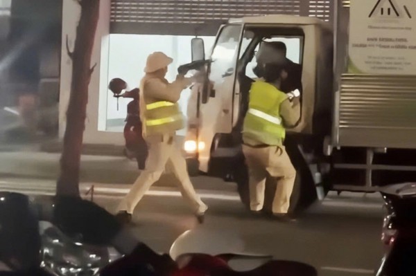 Quảng Ninh: Bắt tài xế xe tải liều lĩnh 'thông chốt' đo nồng độ cồn