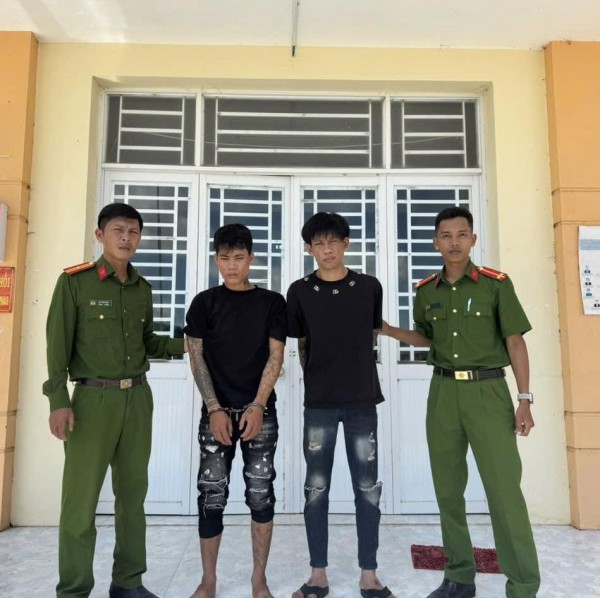 TP.HCM: Bắt 'nóng' 2 nghi phạm cướp giật iPhone của bé gái từ phản ánh trên Facebook TP.HCM: Bắt 'nóng' 2 nghi phạm cướp giật iPhone của bé gái từ phản ánh trên Facebook