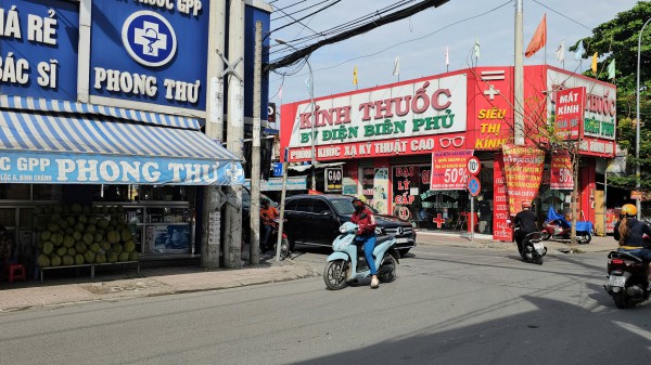 TP.HCM: Công an xác minh clip nhóm người giằng co, đánh túi bụi nam thanh niên