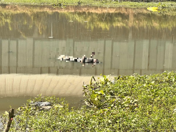 TP.HCM: Phát hiện thi thể nam giới phân hủy dưới kênh, chân mang giày tây TP.HCM: Phát hiện thi thể nam giới phân hủy dưới kênh, chân mang giày tây