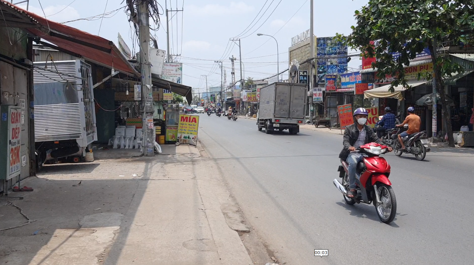 TP.HCM: Tên trộm điện thoại kéo lê bé gái lớp 6 trên đường