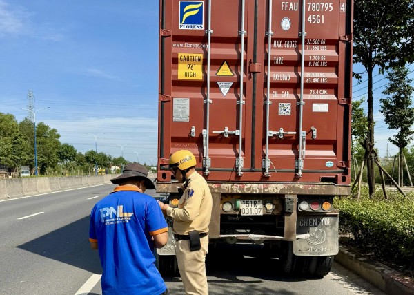 TP.HCM: Đội CSGT Bình Triệu tăng cường xử lý dừng đỗ xe sai quy định