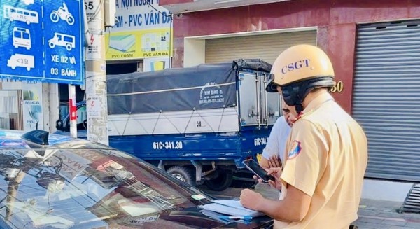 TP.HCM: Đội CSGT Bình Triệu tăng cường xử lý dừng đỗ xe sai quy định
