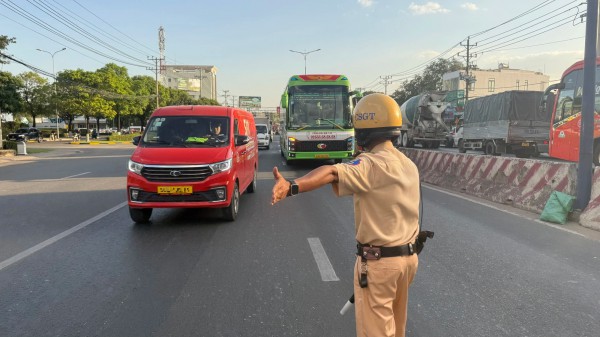 TP.HCM: Đội CSGT Bình Triệu xử lý xe khách trá hình TP.HCM: Đội CSGT Bình Triệu xử lý xe khách trá hình