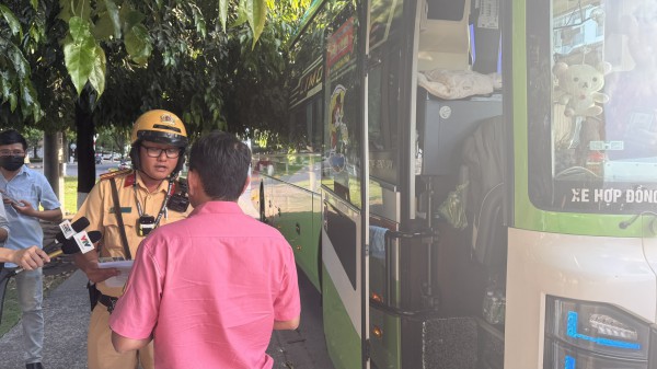 TP.HCM: Đội CSGT Bình Triệu xử lý xe khách trá hình TP.HCM: Đội CSGT Bình Triệu xử lý xe khách trá hình