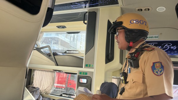 TP.HCM: Đội CSGT Bình Triệu xử lý xe khách trá hình TP.HCM: Đội CSGT Bình Triệu xử lý xe khách trá hình