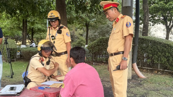 TP.HCM: Đội CSGT Bình Triệu xử lý xe khách trá hình TP.HCM: Đội CSGT Bình Triệu xử lý xe khách trá hình