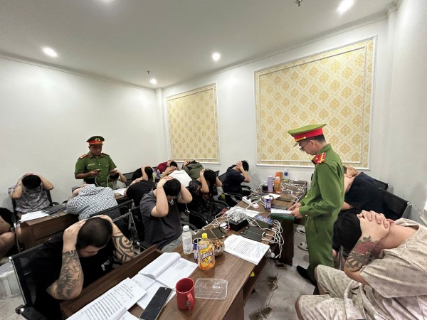TP.HCM: Đột kích khách sạn, triệt phá 'đại bản doanh' lừa đảo của 83 người nước ngoài