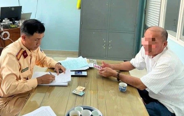 Tài xế 'chuyến xe bão táp' ở Đồng Tháp khai gì tại cơ quan công an? Tài xế 'chuyến xe bão táp' ở Đồng Tháp khai gì tại cơ quan công an?