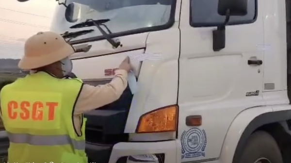 Tài xế không bằng lái chạy xe tải trên cao tốc bị phạt 78,5 triệu đồng