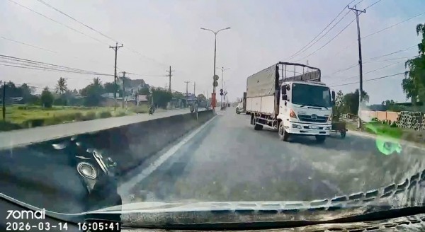 Tài xế xe tải chạy ngược chiều trên quốc lộ, bị phạt 19 triệu đồng Tài xế xe tải chạy ngược chiều trên quốc lộ, bị phạt 19 triệu đồng