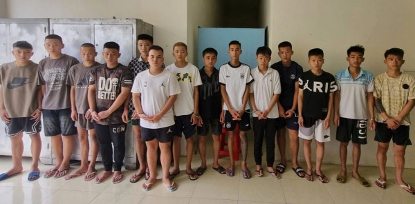 Tạm giữ 14 'báo thủ' gây náo loạn trên đường