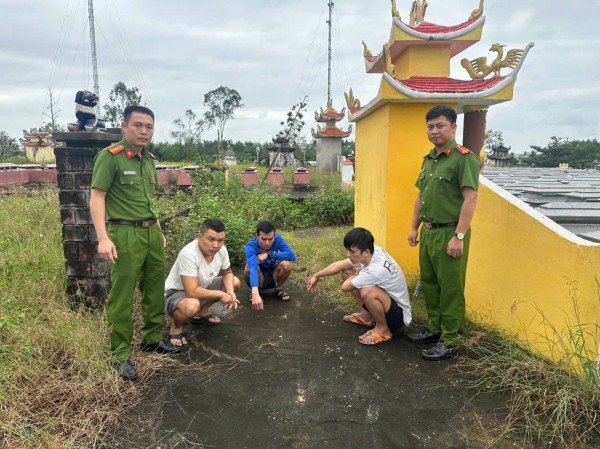 Tạm giữ 3 nghi phạm sử dụng ma túy ở nghĩa địa