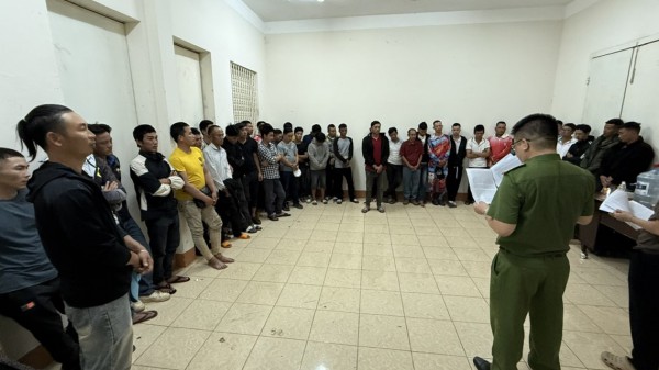 Tạm giữ 40 đối tượng đánh bạc núp bóng câu cá trao thưởng Tạm giữ 40 đối tượng đánh bạc núp bóng câu cá trao thưởng