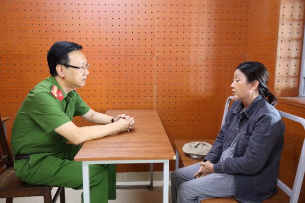 Tạm giữ hình sự 5 nghi phạm giật dây chuyền ở Tân Huê Viên Tạm giữ hình sự 5 nghi phạm giật dây chuyền ở Tân Huê Viên