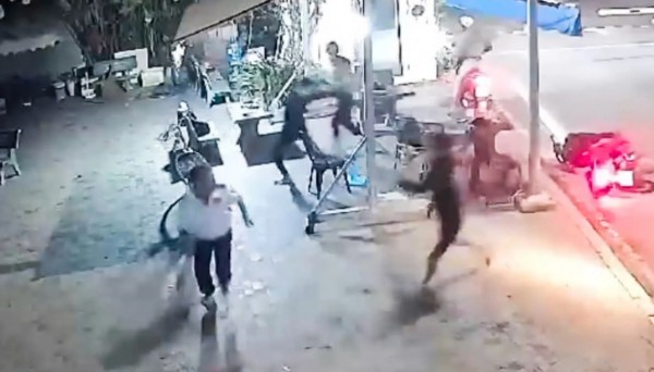 Tây Ninh: Truy xét nhóm thanh thiếu niên đánh gục bảo vệ vì bị nhắc nẹt pô