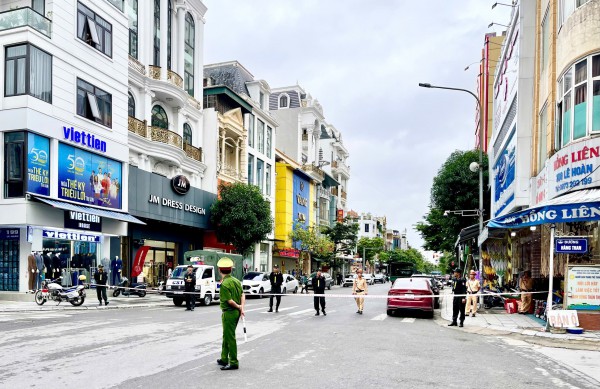 Thanh Hóa: Nhiều cảnh sát xuất hiện tại tiệm vàng lớn trên đường Lê Hoàn Thanh Hóa: Nhiều cảnh sát xuất hiện tại tiệm vàng lớn trên đường Lê Hoàn