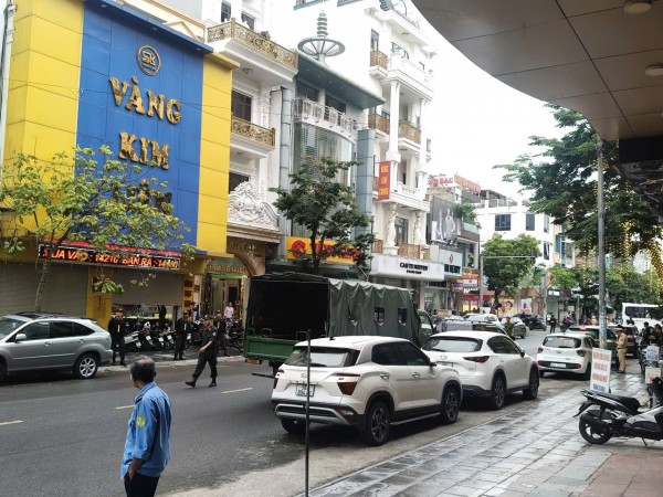 Thanh Hóa: Nhiều cảnh sát xuất hiện tại tiệm vàng lớn trên đường Lê Hoàn Thanh Hóa: Nhiều cảnh sát xuất hiện tại tiệm vàng lớn trên đường Lê Hoàn