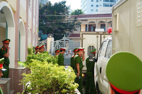Thắt chặt an ninh tại phiên tòa xét xử vụ cướp ngân hàng ở Gia Lai Thắt chặt an ninh tại phiên tòa xét xử vụ cướp ngân hàng ở Gia Lai