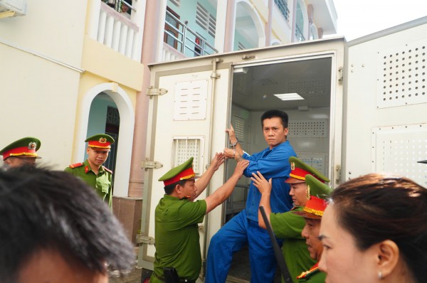 Thắt chặt an ninh tại phiên tòa xét xử vụ cướp ngân hàng ở Gia Lai Thắt chặt an ninh tại phiên tòa xét xử vụ cướp ngân hàng ở Gia Lai