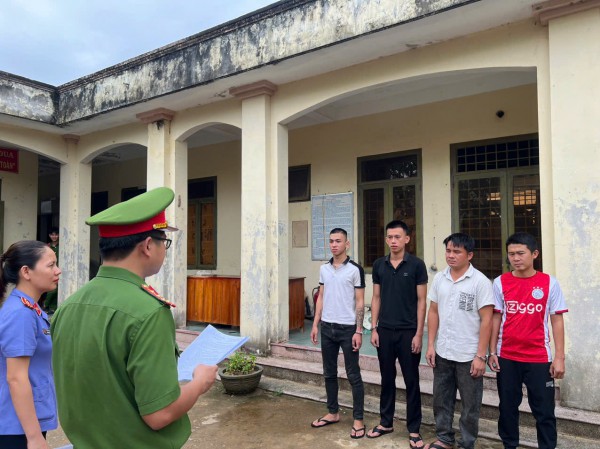 Thua bạc, nhờ bạn đến đe dọa, ép người thắng viết giấy nợ rồi cướp tài sản