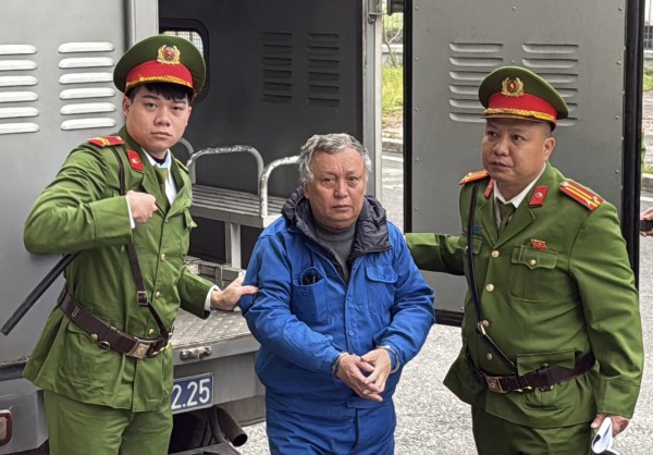 Tòa tháp ngàn tỉ 'đắp chiếu' 10 năm, cựu sếp VICEM hầu tòa vì gây lãng phí