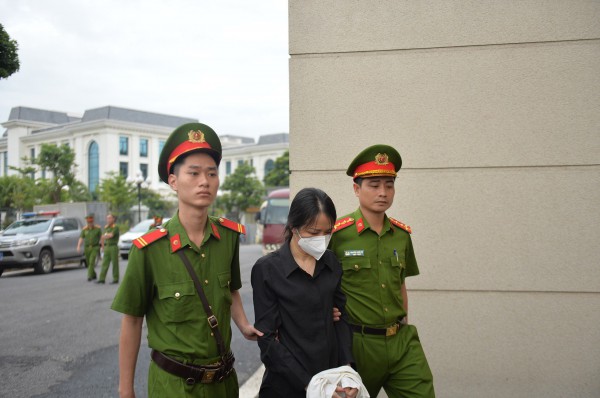 Tòa triệu tập gần 100.000 người, dựng rạp để xét xử ông Trịnh Văn Quyết