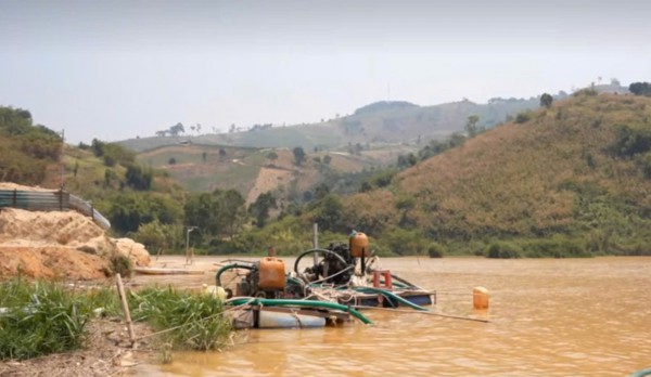 Triệt phá ổ khai thác cát trái phép ở lòng hồ thủy điện Đạ Chomo 2