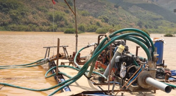 Triệt phá ổ khai thác cát trái phép ở lòng hồ thủy điện Đạ Chomo 2