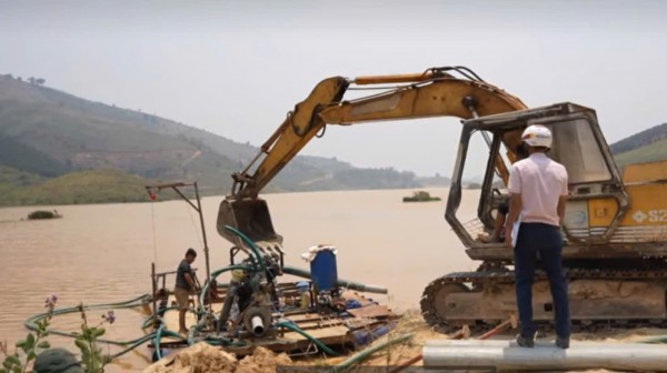 Triệt phá ổ khai thác cát trái phép ở lòng hồ thủy điện Đạ Chomo 2