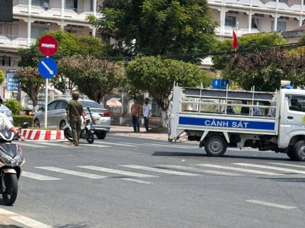 Triệu tập 2 người chặn xe, đập kính chắn gió giữa đường ở Vĩnh Long