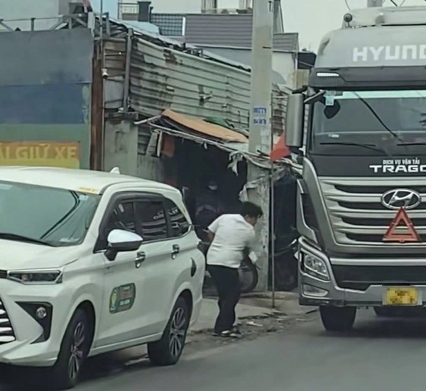 Triệu tập tài xế taxi dùng gậy đập phá xe tải ở TP.HCM