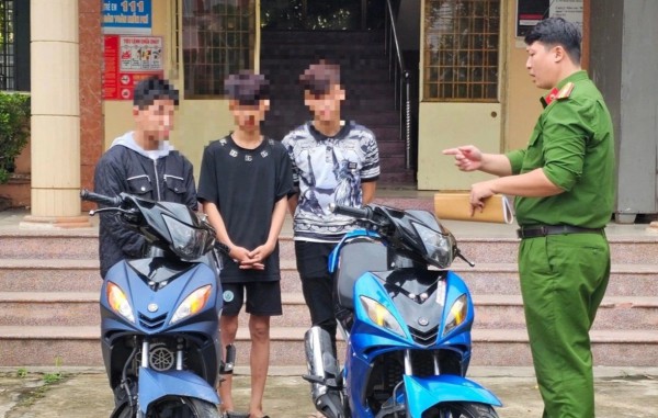 Trộm xe máy, 3 nghi phạm nhỏ tuổi khai 'học trên mạng' Trộm xe máy, 3 nghi phạm nhỏ tuổi khai 'học trên mạng'