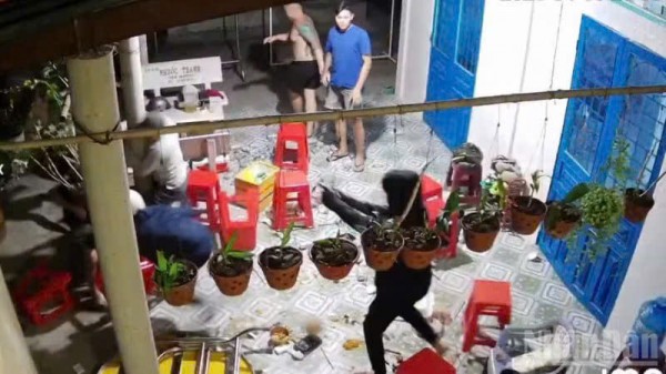 Truy bắt nhóm đối tượng xông vào nhà, bắn người đang nhậu Truy bắt nhóm đối tượng xông vào nhà, bắn người đang nhậu