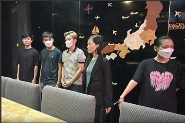 Truy tố 6 bị cáo dùng vũ lực, lột đồ, ép khách trả tiền karaoke ở TP.HCM