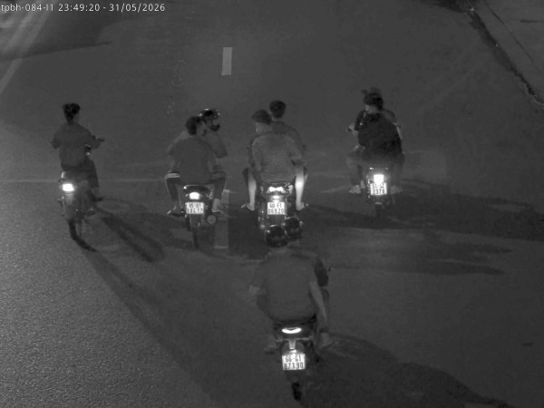 Từ camera AI, công an truy bắt 14 thanh thiếu niên lạng lách, đánh võng