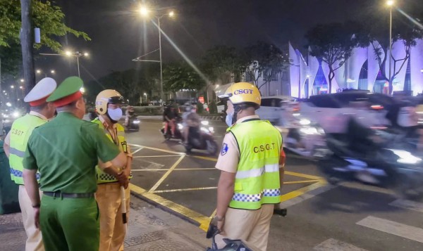 Tuần tra xuyên đêm, Công an Đà Nẵng phát hiện nhiều thanh thiếu niên tụ tập, mang hung khí
