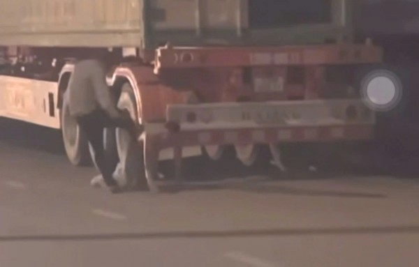 Va chạm giao thông, 2 tài xế dùng kéo và rựa lao vào 'hỗn chiến'