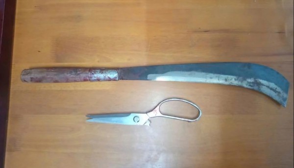 Va chạm giao thông, 2 tài xế dùng kéo và rựa lao vào 'hỗn chiến'