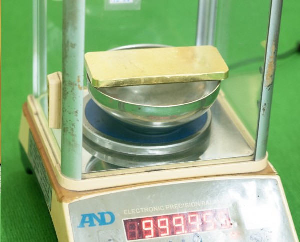 Vận chuyển gần 1 kg vàng lậu để nhận tiền công 700.000 đồng