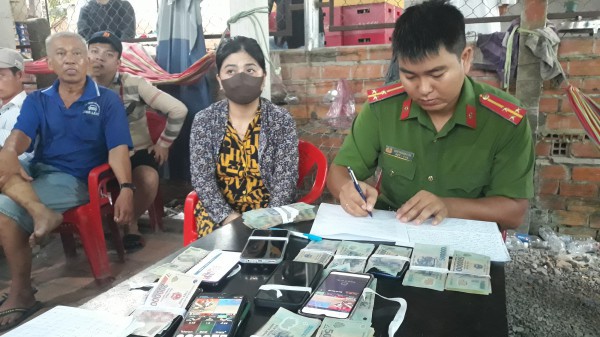 Vĩnh Long: Hai vợ chồng mở quán cà phê để chơi đánh bạc trực tuyến