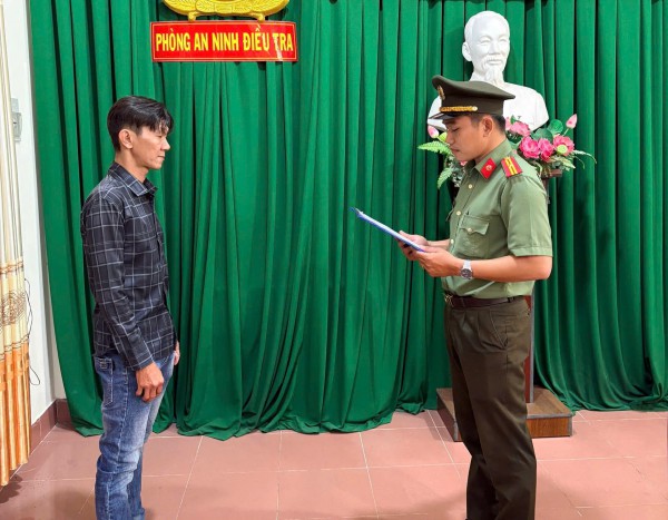 Vĩnh Long: Khởi tố người mang súng bắn chỉ thiên dằn mặt 'đối thủ' Vĩnh Long: Khởi tố người mang súng bắn chỉ thiên dằn mặt 'đối thủ'