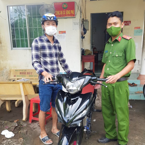 Vĩnh Long: Nhận lại xe máy sau 2 ngày bị 2 người lạ dắt trộm